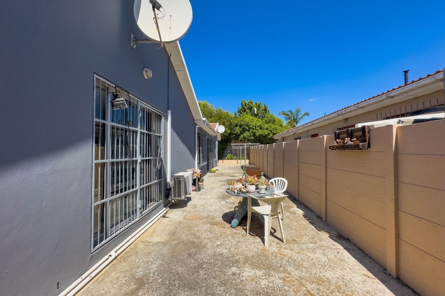 5 Bedroom Property for Sale in Uitzicht Western Cape